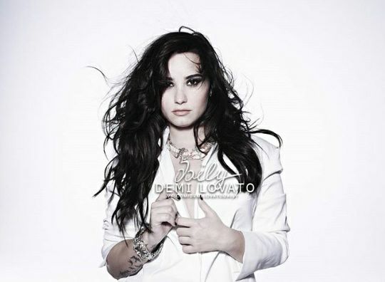DemiFantasia's tweet image. Se han revelado unas imagenes de Demi en su photoshoot para DEMI (4-6) #Hello #BestCover #iHeartAwards