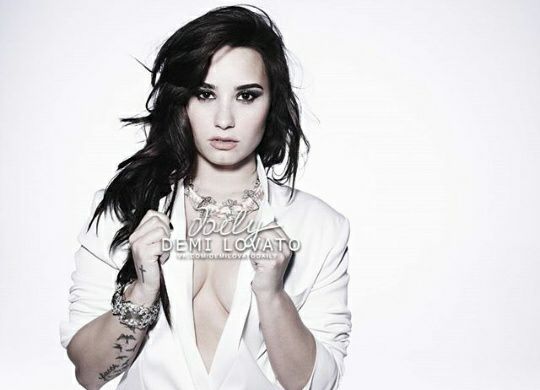 DemiFantasia's tweet image. Se han revelado unas imagenes de Demi en su photoshoot para DEMI (4-6) #Hello #BestCover #iHeartAwards