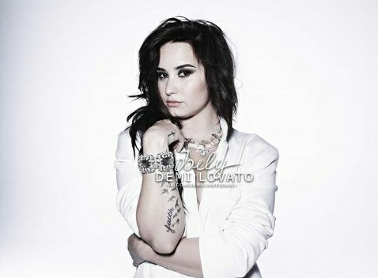 DemiFantasia's tweet image. Se han revelado unas imagenes de Demi en su photoshoot para DEMI (4-6) #Hello #BestCover #iHeartAwards