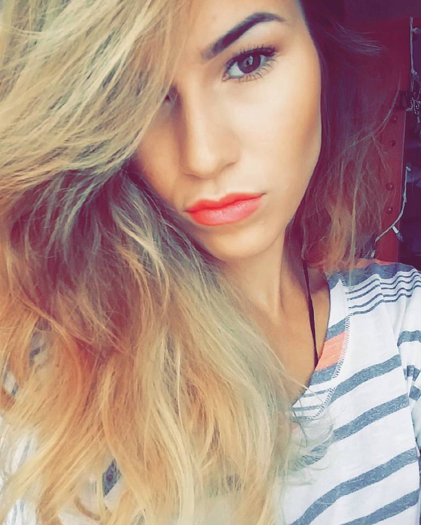 amyhatesIRL's tweet image. Kind of missing the blonde now that summer is around the corner.... Though the red is a temptation as well.. #Decis…