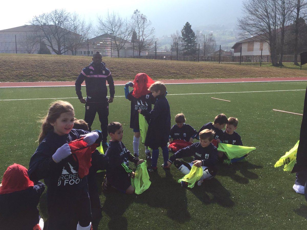 ETGevents's tweet photo. La 3e édition des #MercredisDuFoot a débuté sur plusieurs terrain du @Dep_74, comme ici à l'AS Lac Bleu ! #MDF https://t.co/BcYLY45y8s