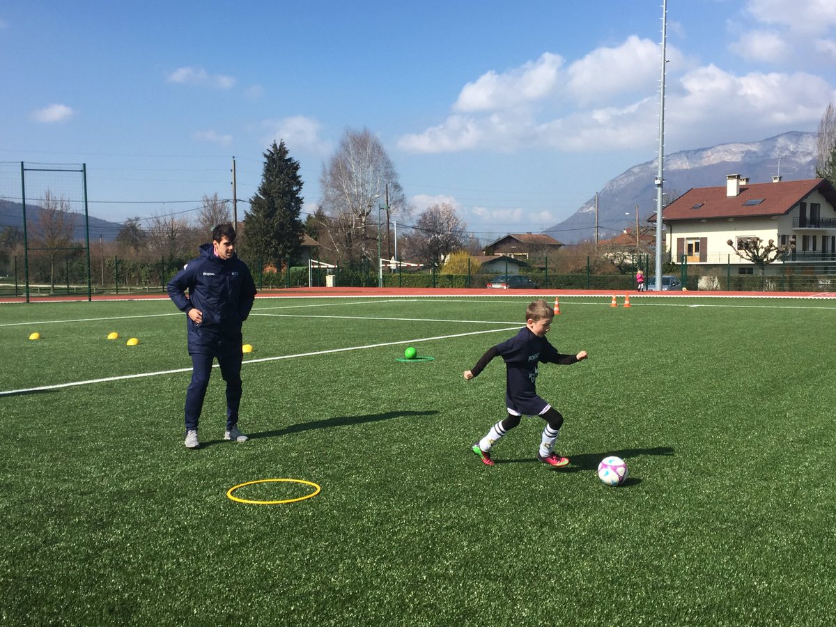 ETGevents's tweet photo. La 3e édition des #MercredisDuFoot a débuté sur plusieurs terrain du @Dep_74, comme ici à l'AS Lac Bleu ! #MDF https://t.co/BcYLY45y8s