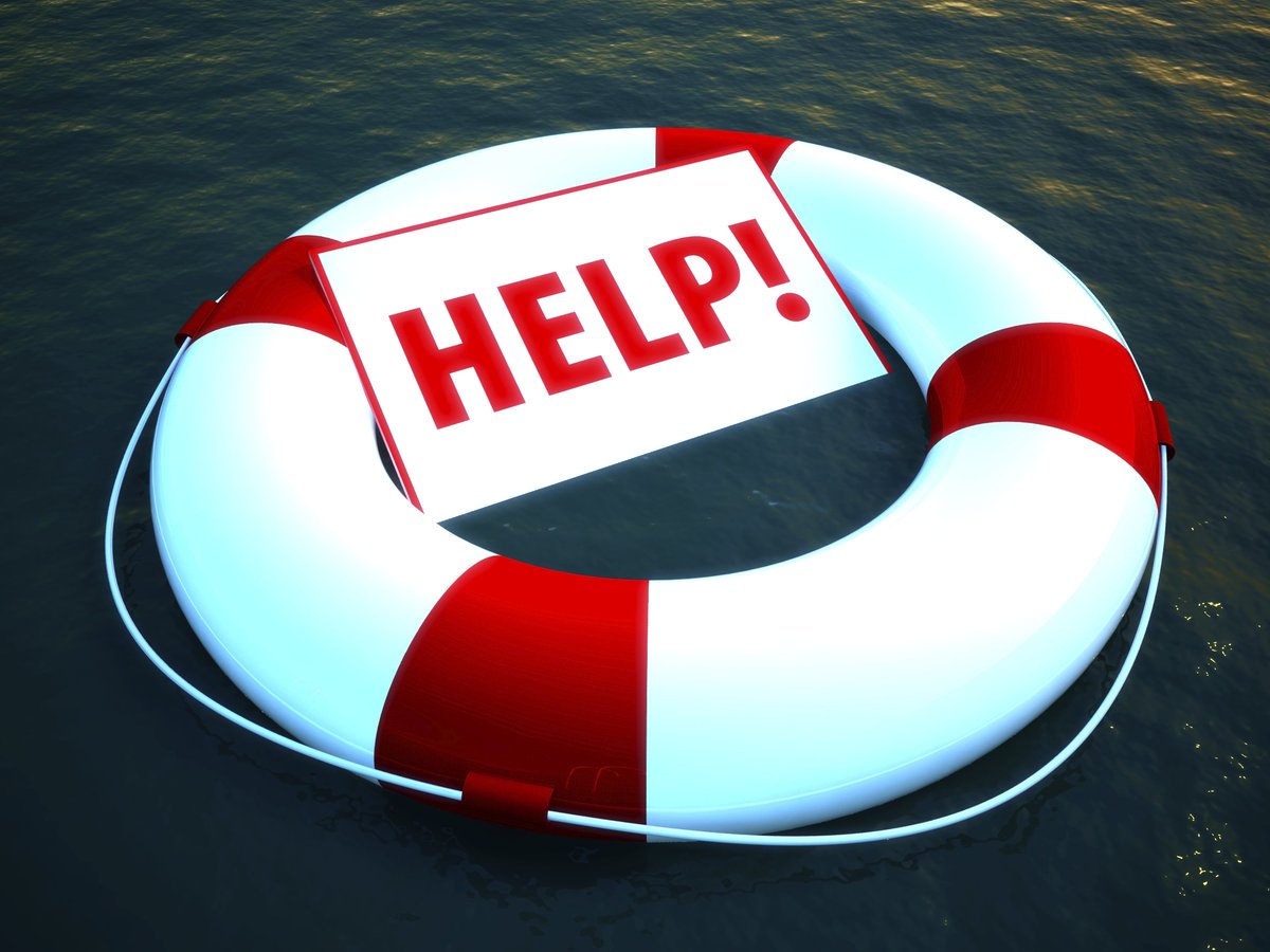 человек в спасательном круге в воде. друг твой спасательный круг. спасательный круг на шее. спасательный круг и рука. человек в спасательном круге.