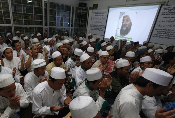 SlametMuslim's tweet photo. Yth FPI:Klo #MonologTanMalaka anda cap sbg acra PKI, mk jgn protes apabila aksimu utk Osama dicap sbg acara teroris https://t.co/d1E2lYfz08