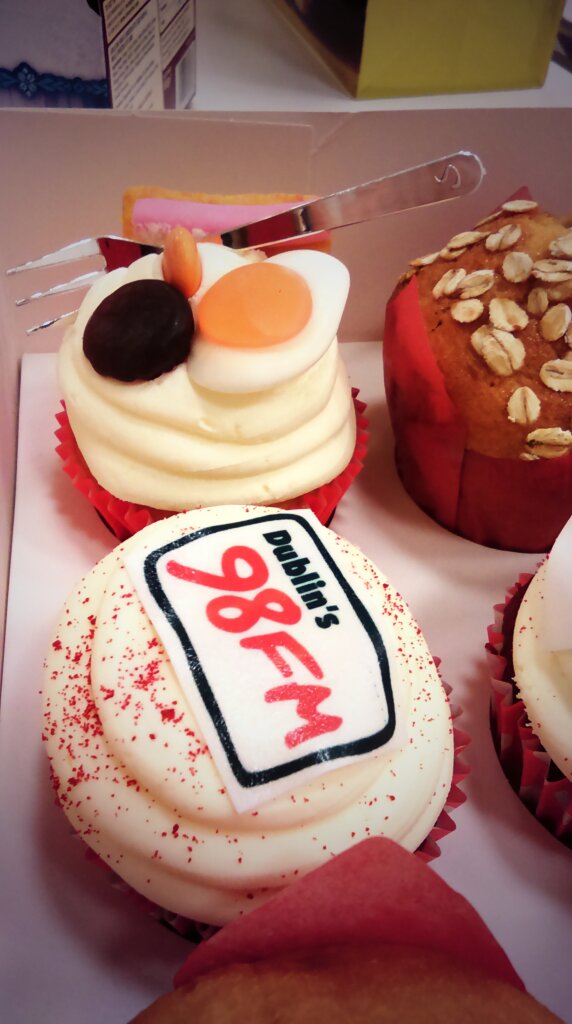 DeniseSlacke's tweet image. The @ShemazingIE gals squeal with delight over these AMAZING brekkie themed treats #98fmBigBreakfast #tinyfork