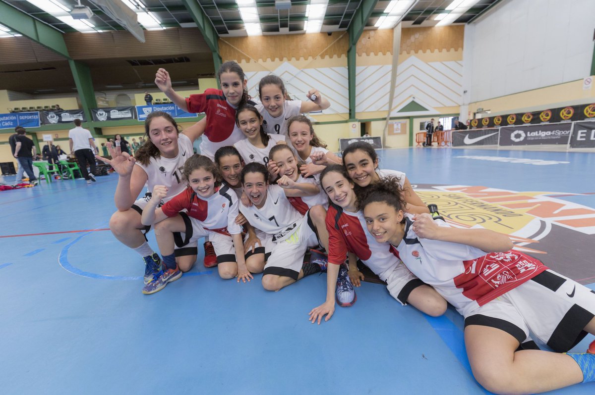barrio1985's tweet photo. Excepcional esfuerzo el de estas 12 niñas y gran trabajo de @_marties y @CristLazaro. Muy orgulloso de #CyL04. https://t.co/WYOH9yoIR1
