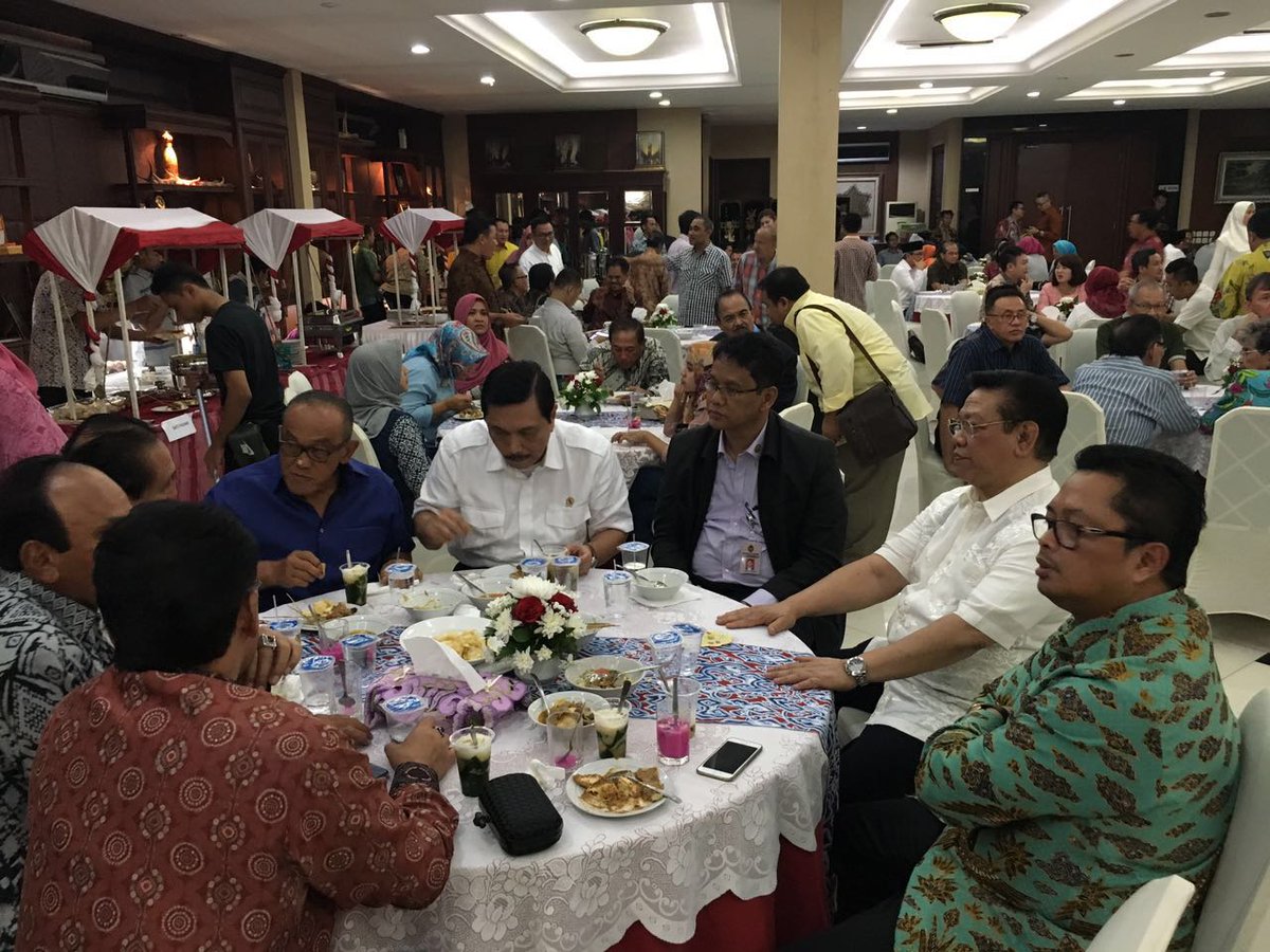 Malam ini, hadir di acara ulang tahun pak <a href="/alberkarya/">Agung Laksono</a> Hadir pula pak <a href="/aburizalbakrie/">Aburizal Bakrie</a> &amp; pak Luhut Panjaitan.