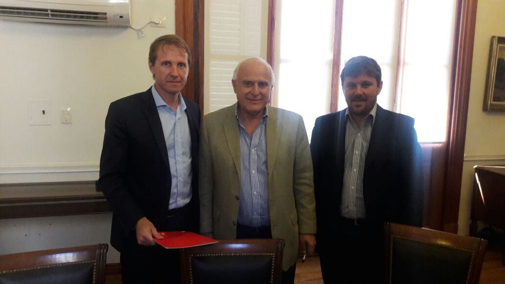 Con el gobernador <a href="/MiguelLifschitz/">Miguel Lifschitz</a>  en la entrega del aporte del Fondo de obras menores al Intendente <a href="/gtoselli1/">Gonzalo Toselli</a>