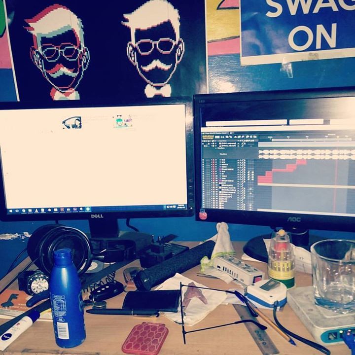 iam_BENiWAL's tweet image. And I have no fuckin idea what that rope clip, led light &amp;amp; handkerchief doing on my desk! O.o 😂😂😂
#artist #workstat…