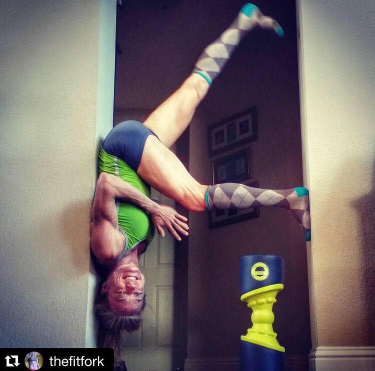 ACUMOBILITY's tweet photo. #inversionjunkie @TheFitFork  yoga and stuff hanging out with my #eclipseroller ready for #crossfit #16point4 https://t.co/BZTftLn2iC