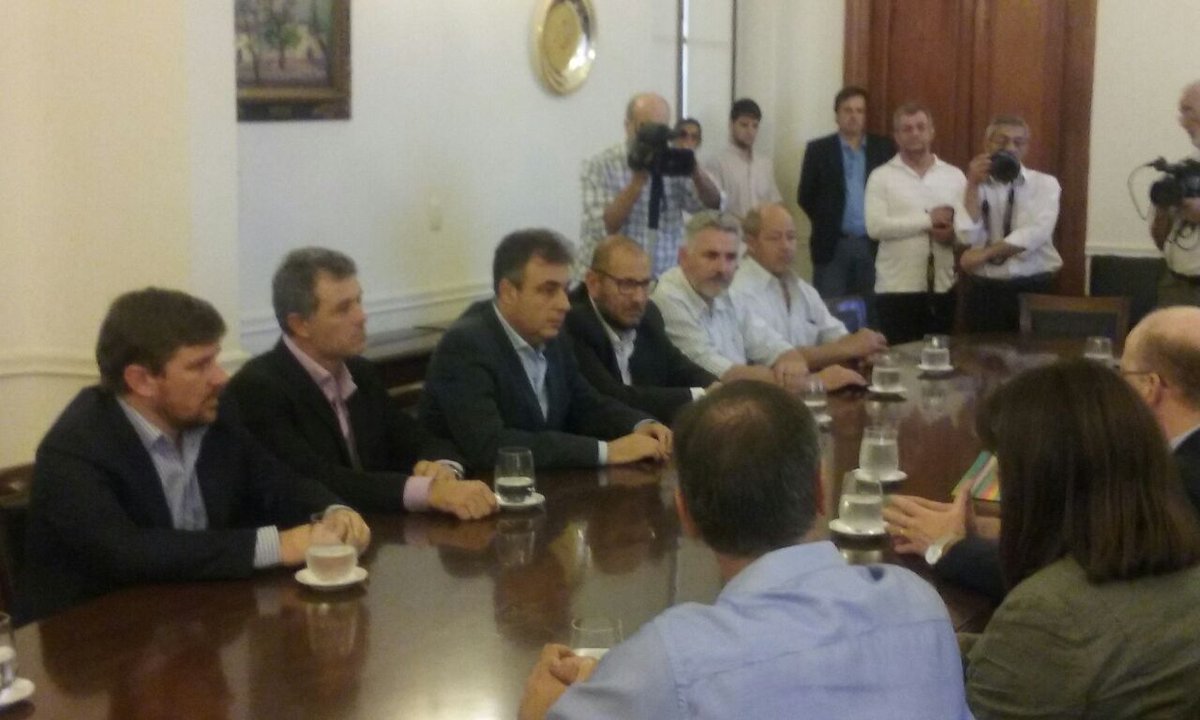 pabloapinotti's tweet photo. @MiguelLifschitz entregó un aporte de 6 millones de pesos para empresas del Parque de Actividades Económicas Rafaela https://t.co/GObYXpFrbw