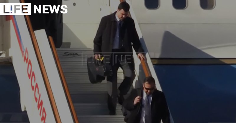 lifenews_ru's tweet photo. Гитарный кофр, привезённый Керри в Москву, озадачил журналистов
https://t.co/LKKbcsCli2 https://t.co/xNJyLAmd5h