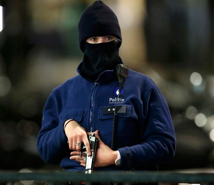 FearDept's tweet photo. No sooner did Belgium ban Muslims from covering their faces than police started covering theirs. #BestPractices https://t.co/PSL0vg2QZS