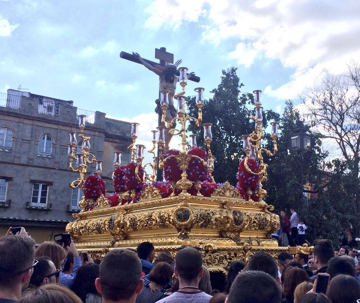 info_cofrade's tweet photo. 🔔 El Cristo de la Salud de San Bernardo en el conocido como "puente de los bomberos". #SSanta16 https://t.co/F2t0gQUBcD