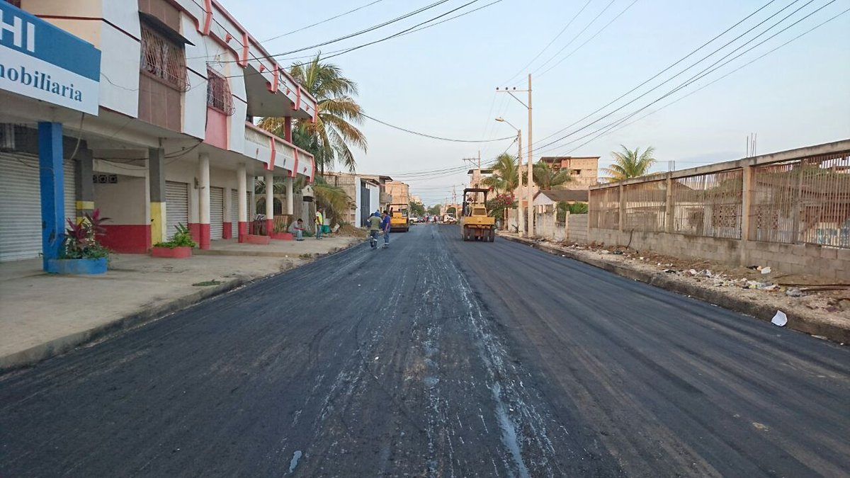 Dra_MiriamLucas's tweet photo. Con la #RC y el apoyo de @MashiRafael asfaltamos más  calles, hoy la Victoriano Orrala y Rosa Angulo. GRACIAS https://t.co/QIcMTbr4Ic
