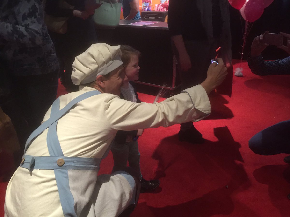 Premiere Prinsessia. Kok Basiel maakt selfies in de foyer. Later meer.