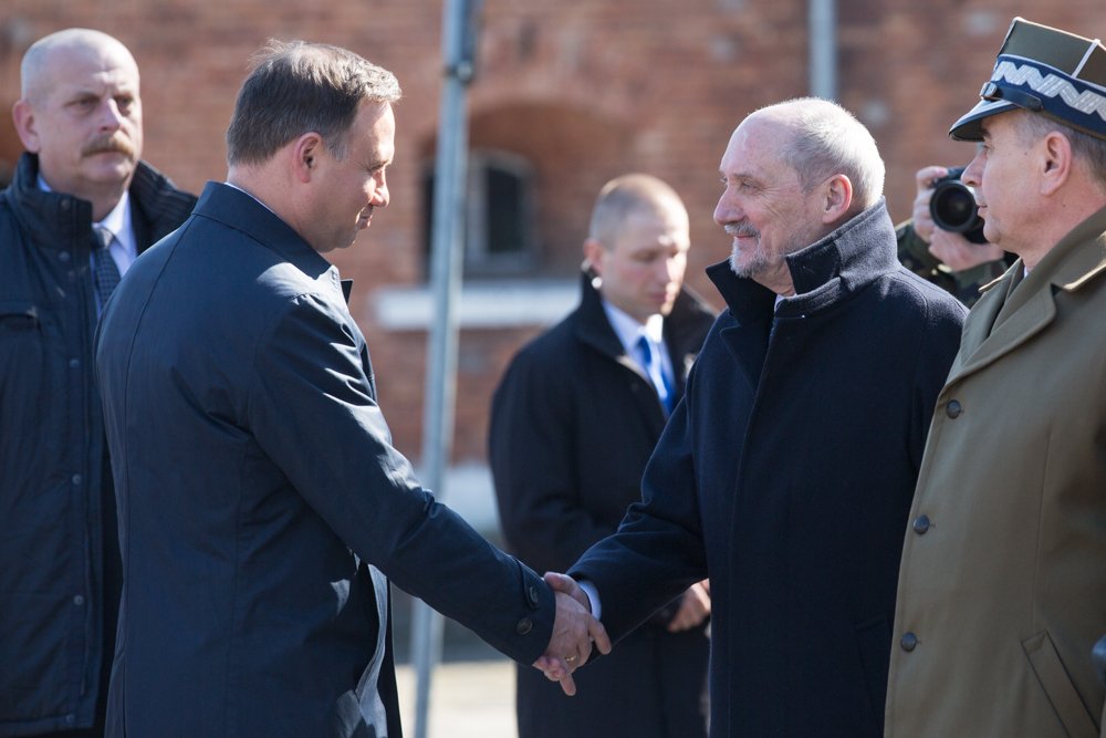 prezydentplarch's tweet photo. Prezydent @AndrzejDuda i minister @Macierewicz_A złożyli wieniec pod pomnikiem „Poległych Saperów”.
#2MPS https://t.co/UgnDeRb7b5