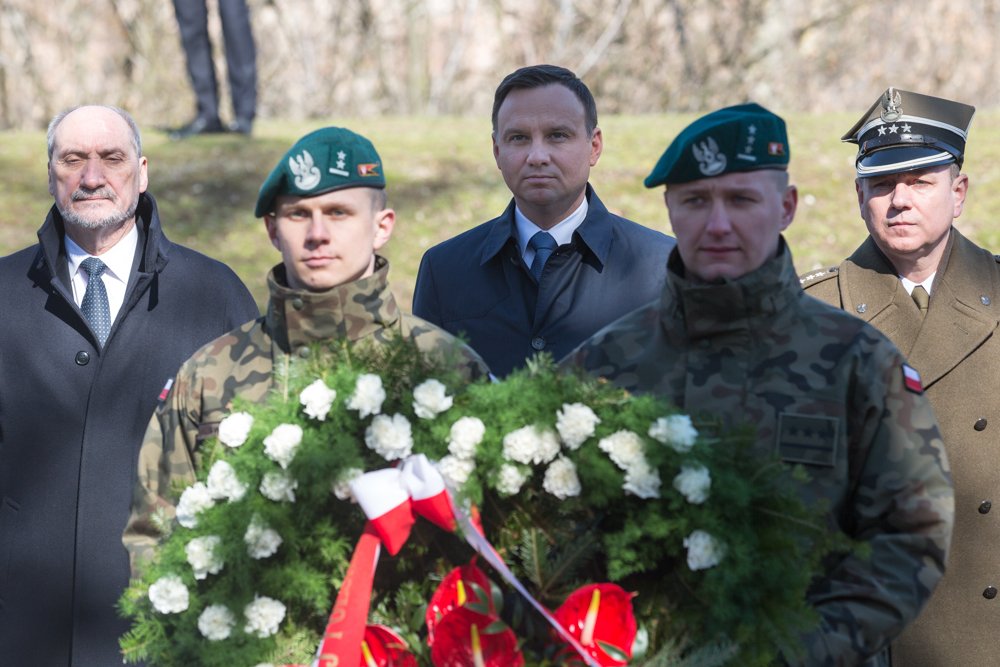 prezydentplarch's tweet photo. Prezydent @AndrzejDuda i minister @Macierewicz_A złożyli wieniec pod pomnikiem „Poległych Saperów”.
#2MPS https://t.co/UgnDeRb7b5