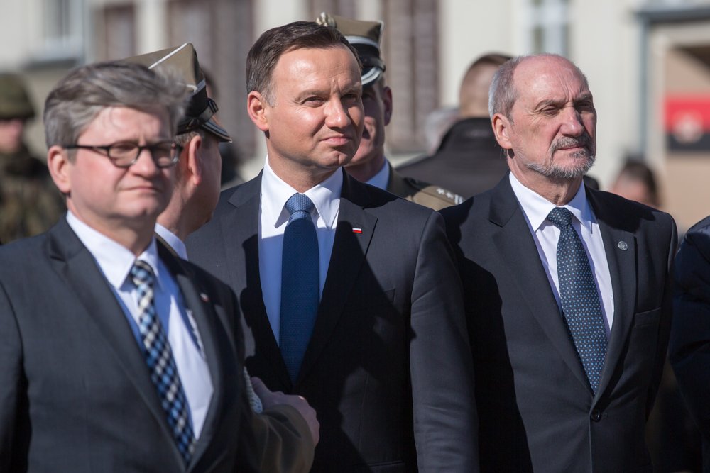 prezydentplarch's tweet photo. Prezydent @AndrzejDuda i minister @Macierewicz_A złożyli wieniec pod pomnikiem „Poległych Saperów”.
#2MPS https://t.co/UgnDeRb7b5