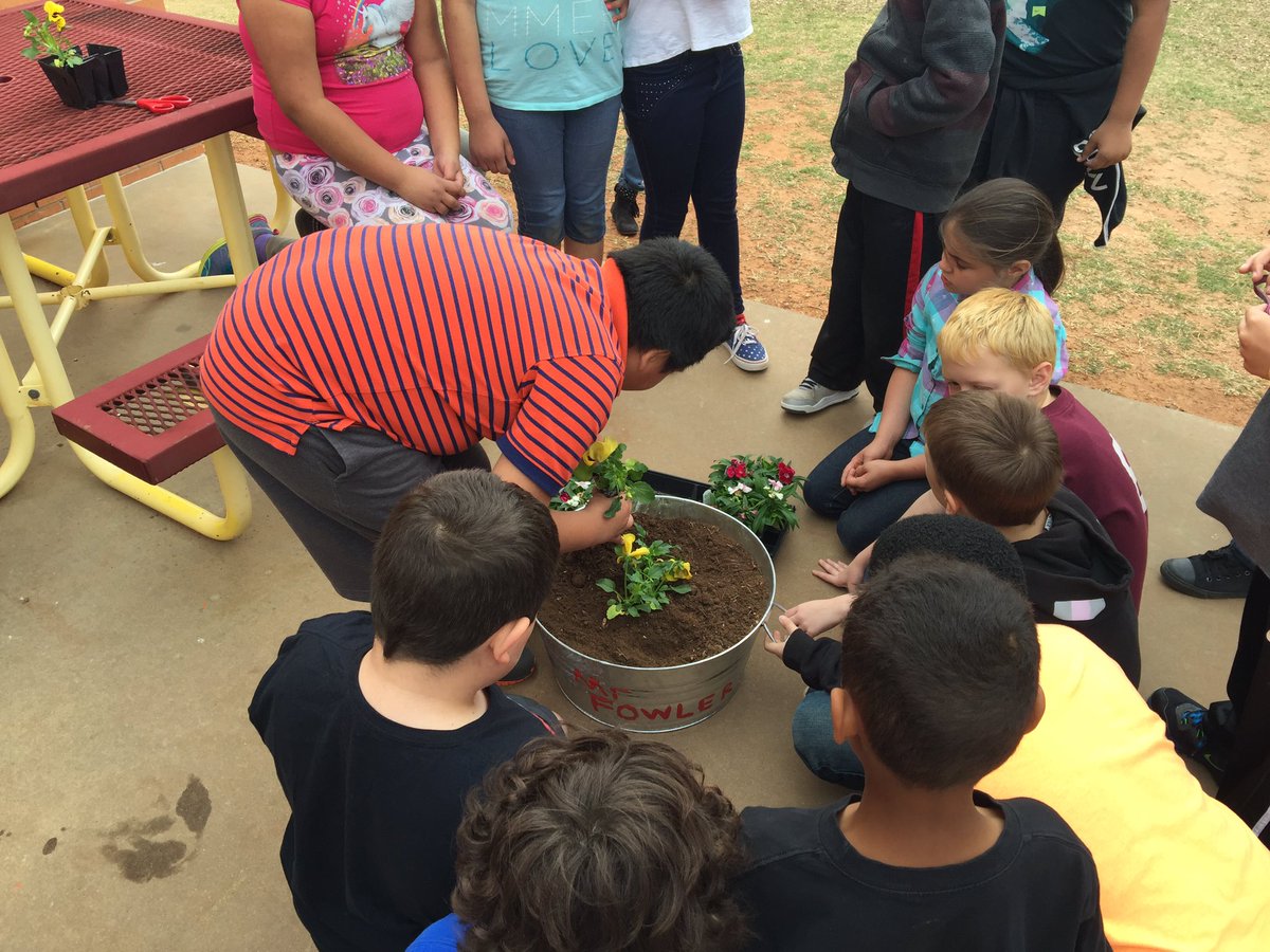 FowlersclassSES's tweet photo. Planting the beautiful flowers Dr. Russell brought us. #swelem #cpsreds #SWOSU_DOE https://t.co/QM3xPuRq06