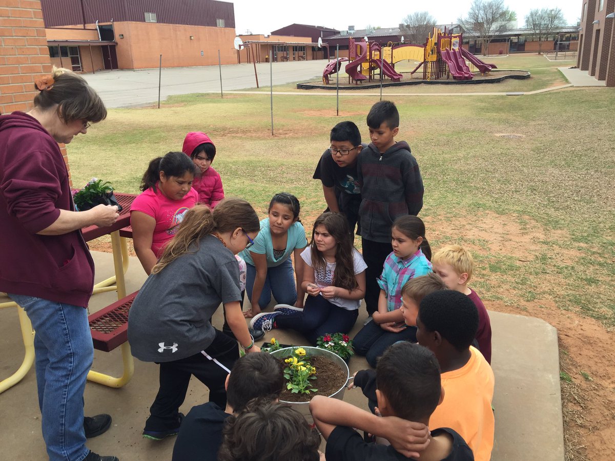 FowlersclassSES's tweet photo. Planting the beautiful flowers Dr. Russell brought us. #swelem #cpsreds #SWOSU_DOE https://t.co/QM3xPuRq06
