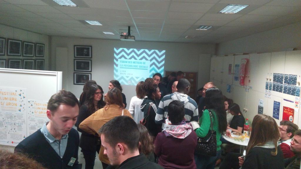 Momo_Flyby's tweet photo. Il y a du monde au forum des métiers de la psychologie sociale #fmpsa16 https://t.co/ljbTgbMN5M
