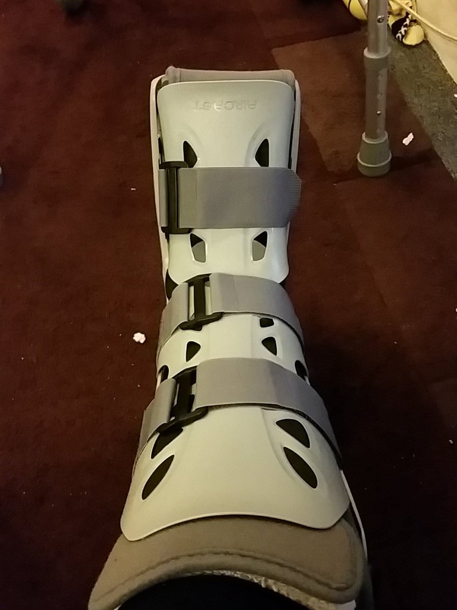 nuttyfootychick's tweet photo. Lol my sexy new foot wear 😆 very very weird walking on my foot #castgone https://t.co/6iXaX8kIgq