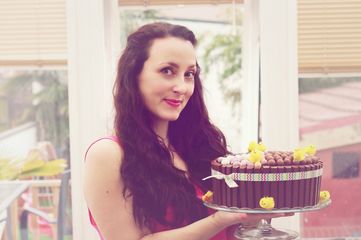 AmyTreasureBlog's tweet photo. Who likes #chocolate? Here's my #Easter cake showstopper recipe https://t.co/P6i7HzpEIp https://t.co/X2hglNwM9k