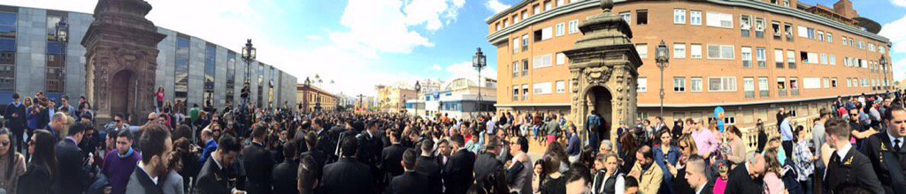 musicosporamor's tweet photo. Una panorámica en el puente con la @hdadsbernardo y nuestra @BpresentacionAP #MPA #SSantaSevilla16 https://t.co/8BZutvQHW8