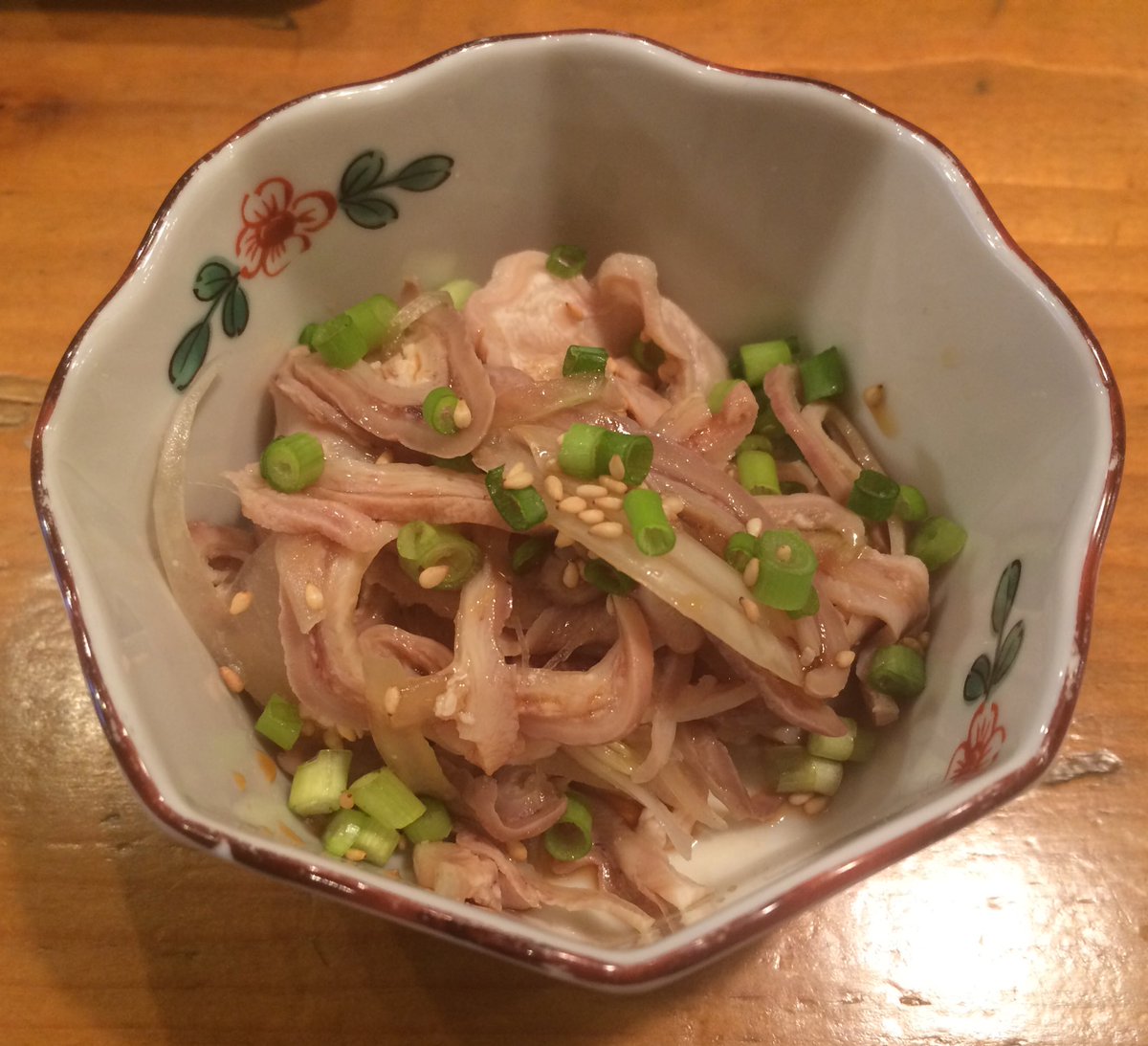 suuuu_3's tweet photo. おおっ！美味しそうな酢もつですね！^ ^  RT @yugamidaniff11: 実は表看板の酢モツに惹かれて入ったんです
島らっきょもあって迷わず注文
美味かったー https://t.co/0QGLtrorCI