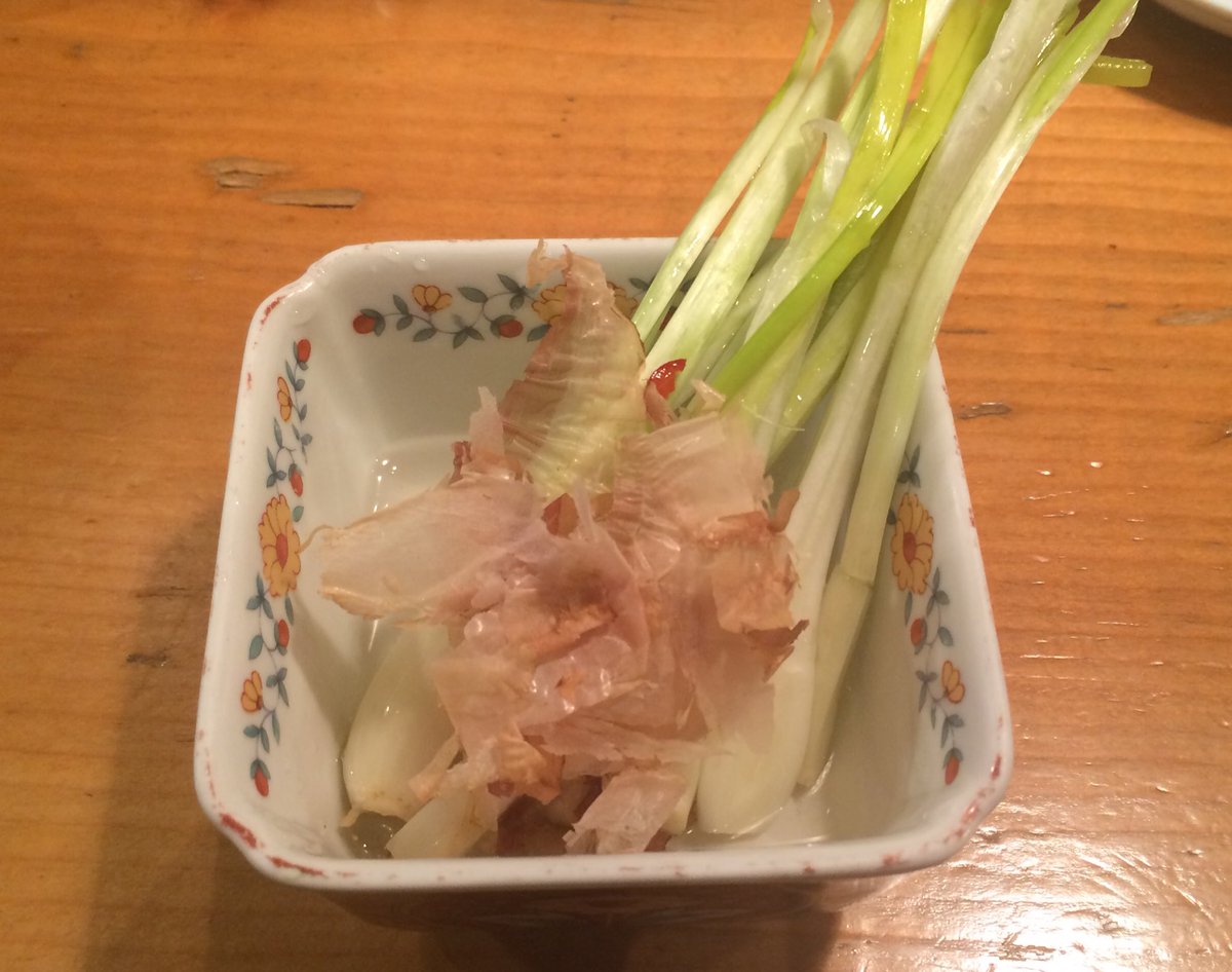 suuuu_3's tweet photo. おおっ！美味しそうな酢もつですね！^ ^  RT @yugamidaniff11: 実は表看板の酢モツに惹かれて入ったんです
島らっきょもあって迷わず注文
美味かったー https://t.co/0QGLtrorCI