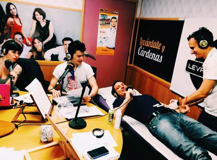 Gracias @marc_lari, mi fisio que ha venido a pincharme en directo para que no me salte la consulta!! Que crack!!