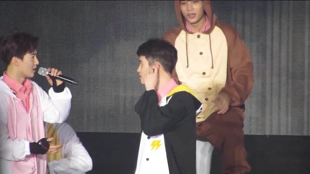 ployhzg's tweet photo. มองอะไรเบอร์นั้น เขาไม่หายไปไหนหรอก 🐻👀🐧 https://t.co/vAlANdR3Sz