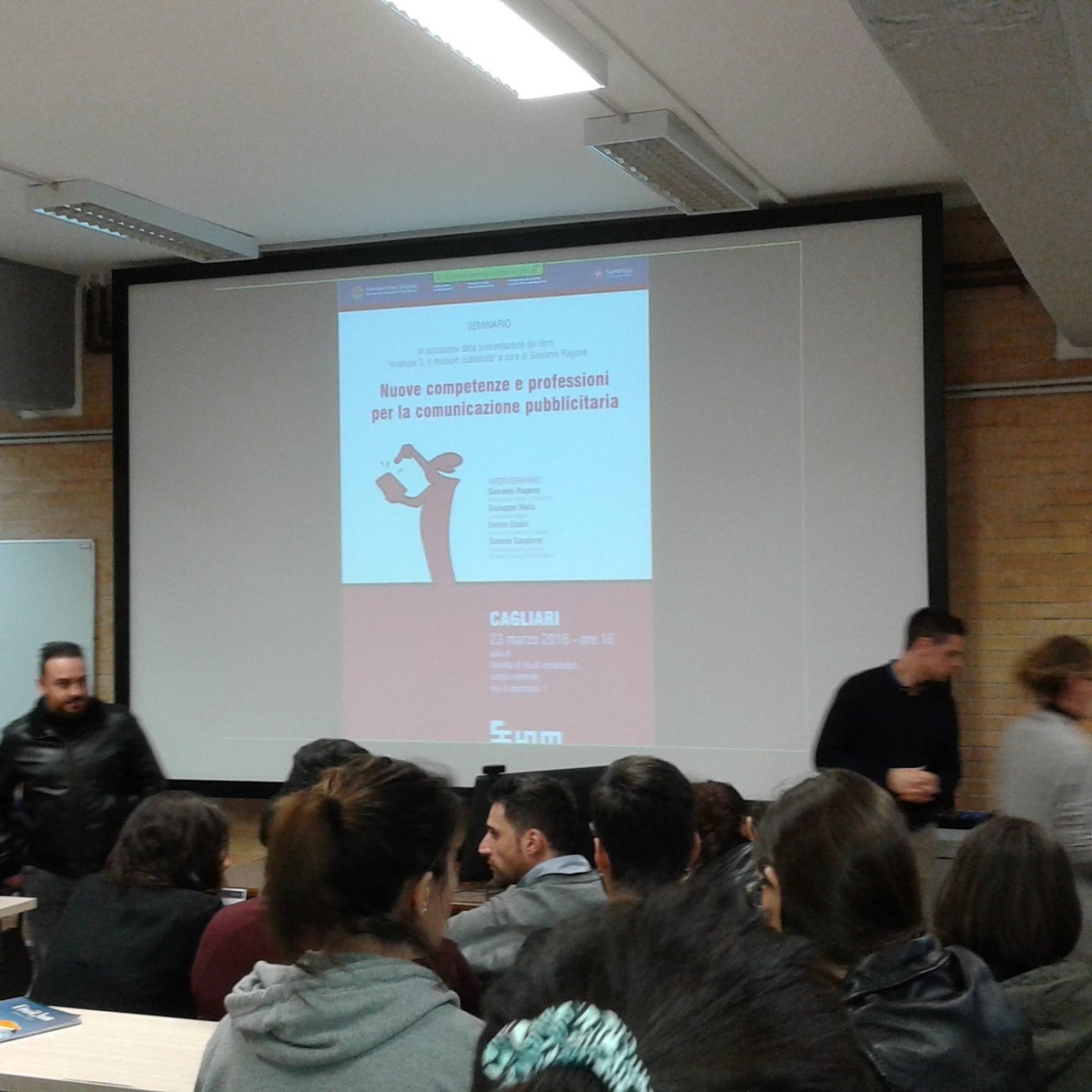 EleonoraPiras86's tweet photo. Si inizia. Seminario. La comunicazione pubblicitaria. @ScComUnica @eilardi @e_gola @ValentinaFavrin #analogia3 https://t.co/EuIhwIoTz5