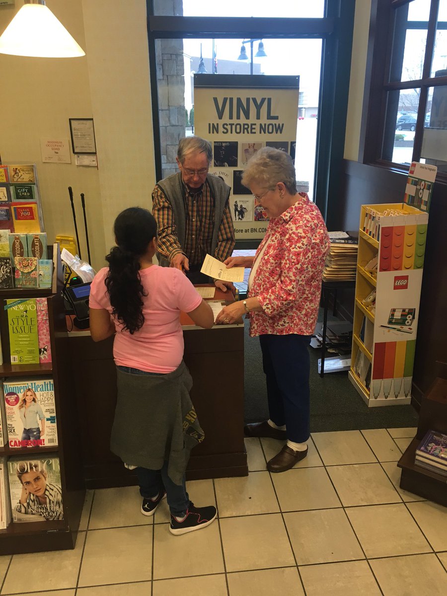 MrsEdwardsELA's tweet photo. First trip was a success! Going back to JMS with a wide variety of great new books for our library. 🤓 https://t.co/CgsaD9btJJ