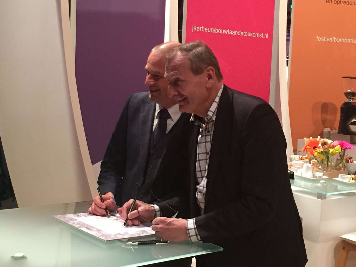 Weth Victor Everhardt tekent contract met <a href="/jaarbeurs/">Jaarbeurs</a> voor herontwikkeling. Complimenten! <a href="/CU2030/">CU2030</a>