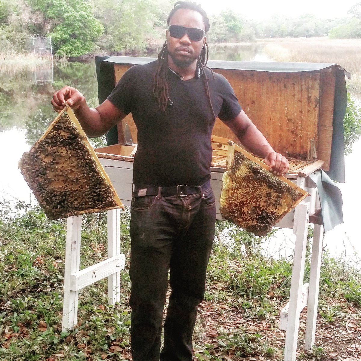 OxxBeekeeping's tweet image. #OxxBeekeeping #KenyanTopBarHive #TopBarHive #BeeHive #Beekeeper #HoneyBees #SaveTheBees #Pollinators #BeeComing