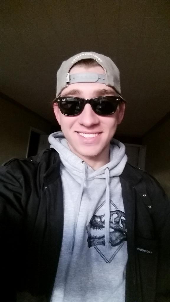 udzinski_david's tweet photo. #goodfornothing #membersonly #anchorandroseldn #rayban #stayhumble #streetstyle https://t.co/A5rW4mhv7g