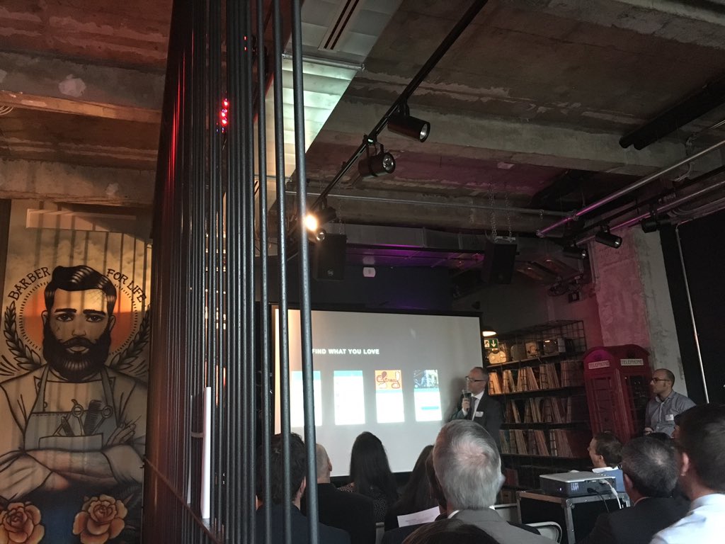 gruenderkueche's tweet photo. Die Atmosphäre sucht seinesgleichen #PCFFM7 #pitchclubffm #frankfurt #startups im Barbershop @PitchClubFFM https://t.co/98ybUZeueT