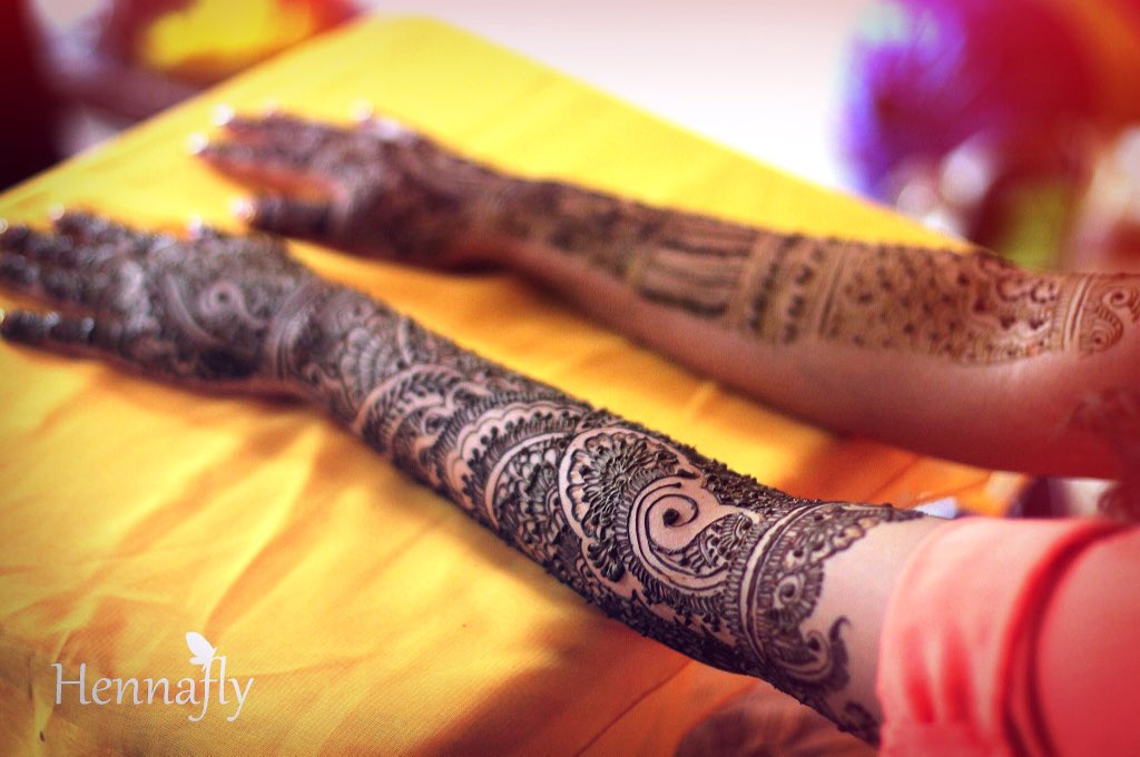 When a bride trusts their henna artist, magic happens ✨ #indianbride #weddingphotography #desibride #indianwedding