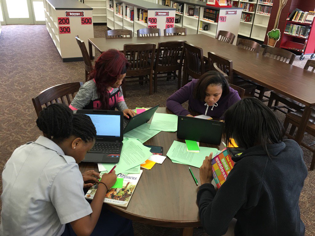 S9GSLibrary's tweet photo. Research continues! #Books&amp;Technology @kellymathheus @S9GS @akmadison https://t.co/mJYJrqE0Wh