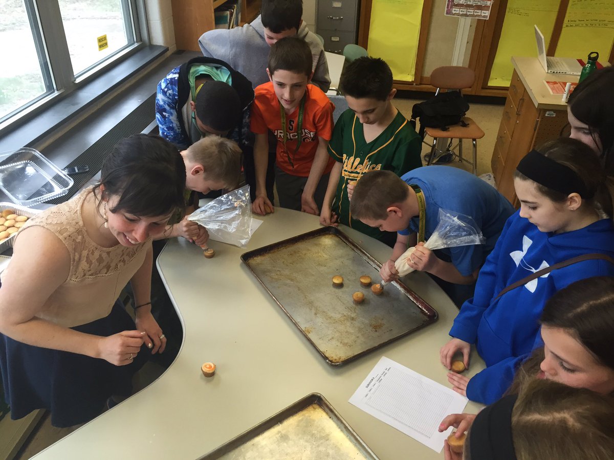 SuptBobHoran's tweet photo. O'Malley's Oven teaching the science behind gluten free baking at STEAM Day @SchodackCSD @omalleysoven https://t.co/FUnzcYnhs3