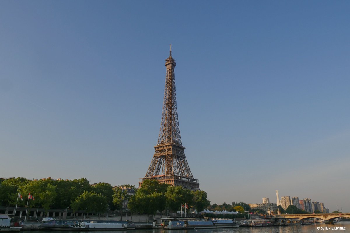 LaTourEiffel's tweet photo. Dans les pires tempêtes, j’oscille max. de 9 cm au sommet #Filledanslevent 
#JournéeMondialeDeLaMétéorologie https://t.co/BvXjtkOPXc