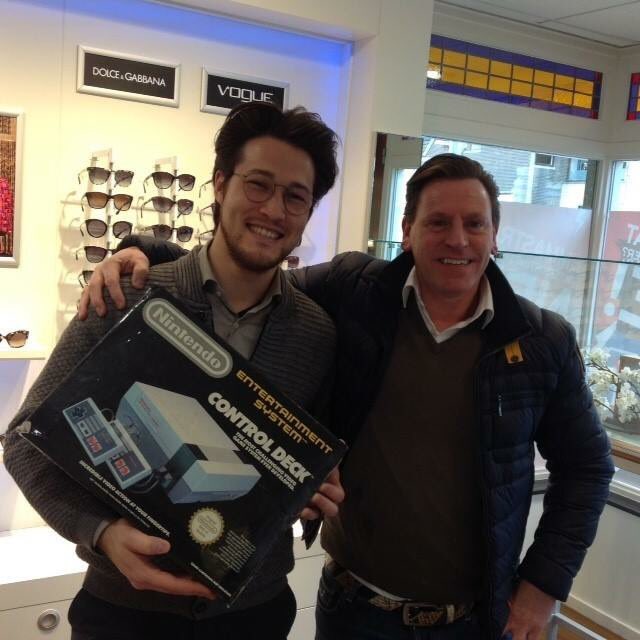 vangesteloptiek's tweet photo. Sander Tjon winnaar van een Old school Nintendo bij @Erconlenzen https://t.co/eoRqfwlqPF