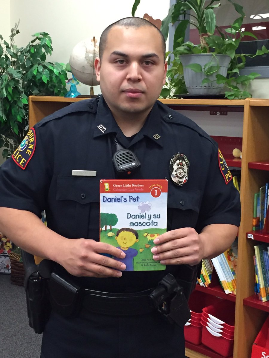 CleburnePD's tweet photo. Officer Gonzales #SantaFeElementary reading today. #CleburnePD https://t.co/dGmtx2VxOX