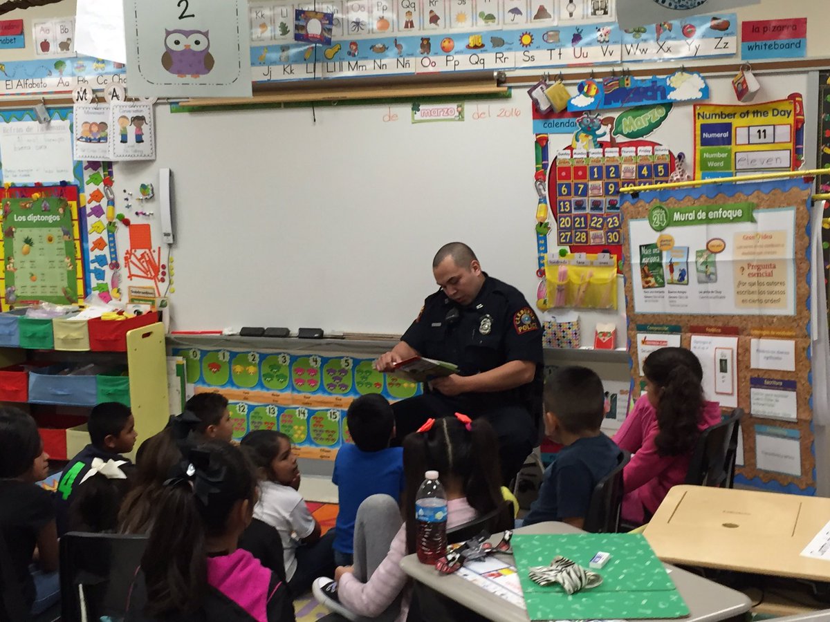 CleburnePD's tweet photo. 1st Grade bi-lingual class at #SantaFeElementary https://t.co/PM9nBFxinu
