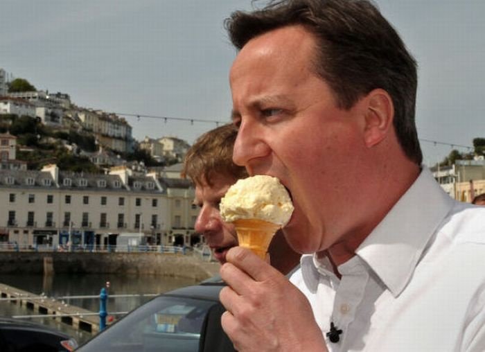 Мороженое дэвид. Мороженое пара. Влюбленные едят мороженое. Девушка и мороженое. Человек в мороженном.