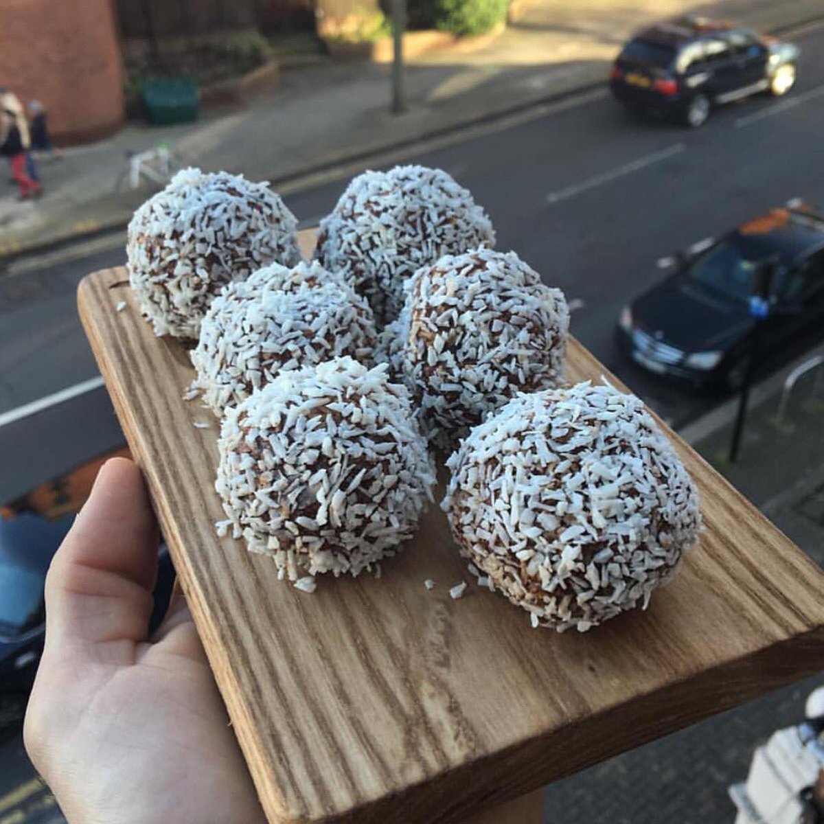 thebodycoach's tweet photo. GUILTEEEEE 😍 RT for the recipe for these chocolate, coconut and cashew "no-bake" protein snowballs #leanin15 https://t.co/4PtMH23GpY