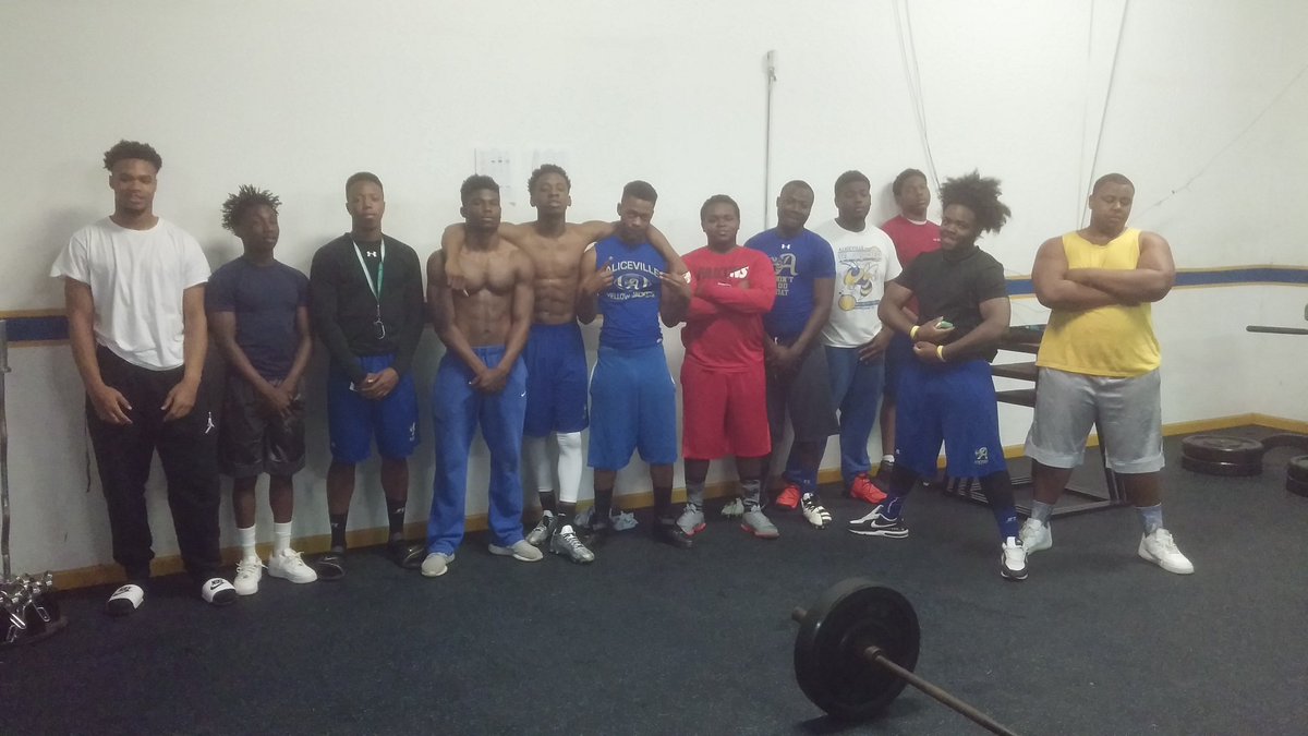 Jackson52Coach's tweet photo. Aliceville football Spring Break vacation is the Weight Room!#GoJackets #One#Grindfor22 https://t.co/odRq3sssZT