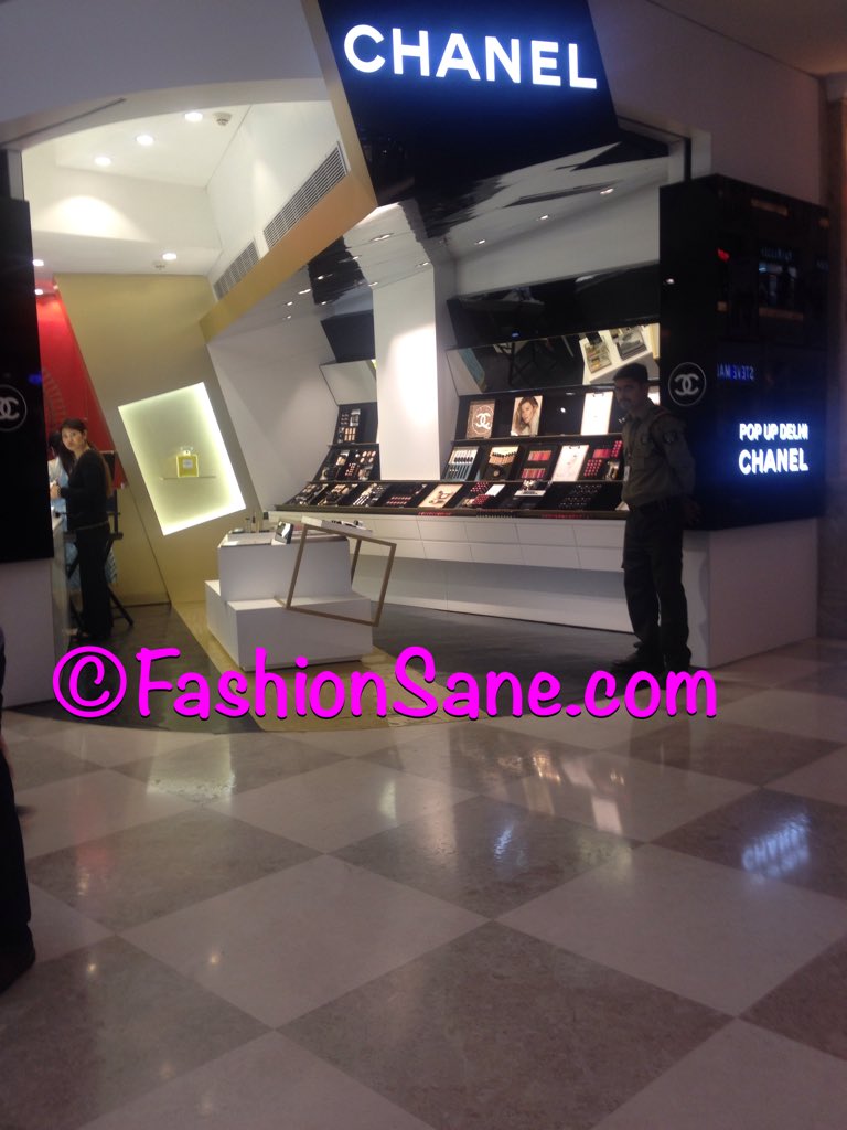 FashionSaneCom's tweet photo. @CHANEL @PopUpStore @PromenadeDLF @sodelhi https://t.co/Oo7rYigyK8 https://t.co/3ZNPu1Y0xH